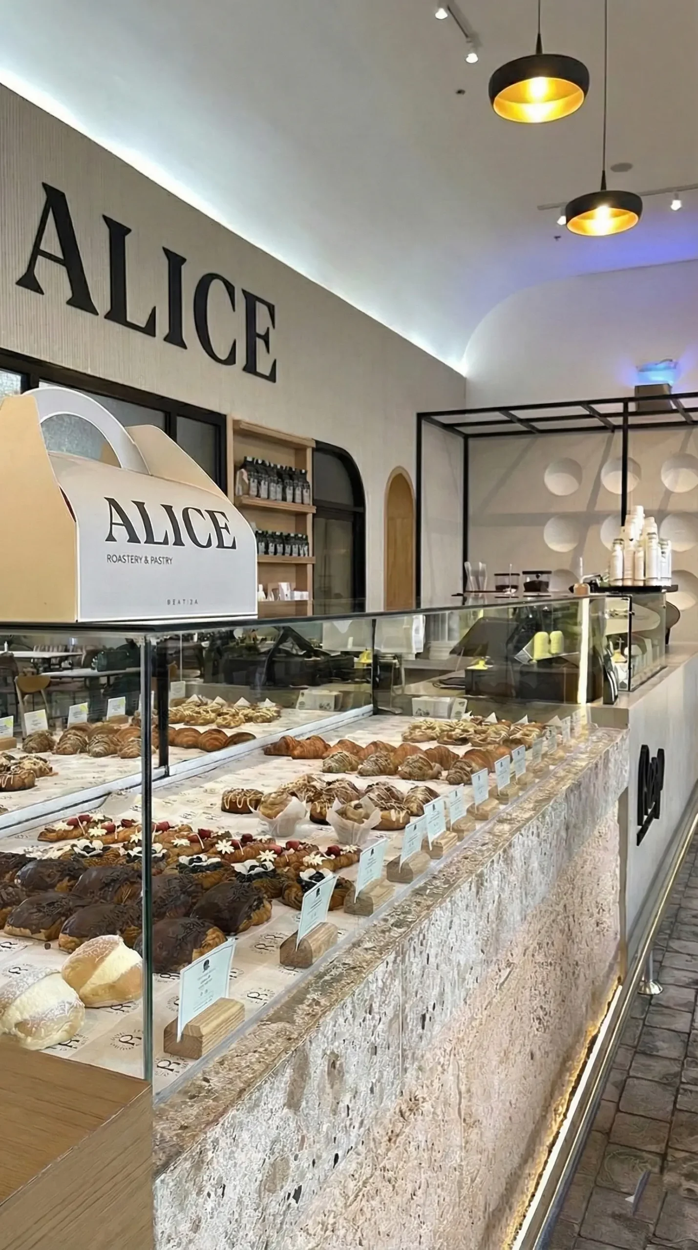 Zona de postres del restaurante Alice con presentaciones artísticas y decoración elegante