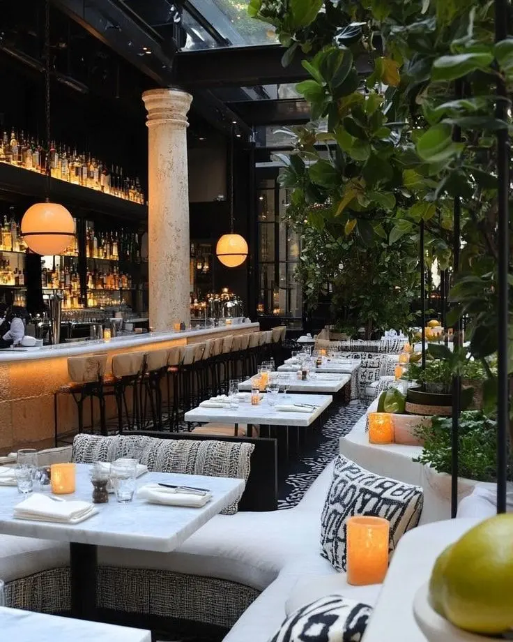 Terraza exclusiva del restaurante Alice con vistas privilegiadas y decoración minimalista